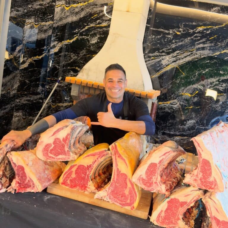 Amigos preparando con todo el cariño  las chuletas del mostrador, y os aseguro que esto no lo tiene cualquiera!!  Y ya v