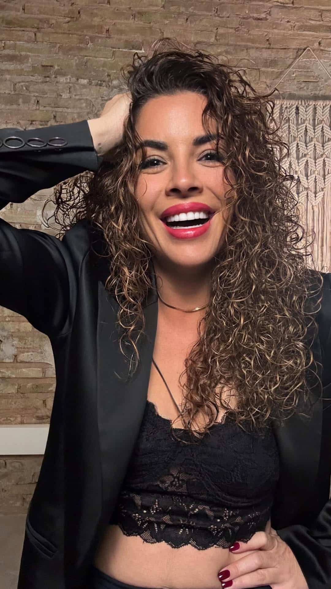 Elena Losanz - Instagram - Threads - YouTube - TikTok